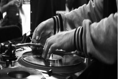 Gros plan sur des mains d'un DJ sur les platines