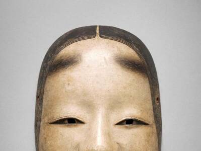 jeune femme souriante aux joues rondes