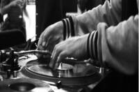 Gros plan sur des mains d'un DJ sur les platines