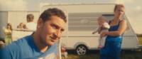 Famille devant leur caravane