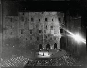 Avignon, Cour d'Honneur : Le spectacle Don Juan (1954) - Archives de la Ville d’Avignon, 7Fi186