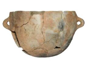 Vase provenant du site de Château-Percin à Seilh (Haute-Garonne). Le fond rond est typique du Néolithique. Ce vase était certainement suspendu au-dessus d’un foyer grâce à ses deux petites anses. © Muriel Gandelin, Inrap