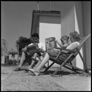 Petite fille lisant Le Journal de Mickey à Toulouse en 1959