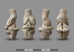 Vénus aux cheveux longs, appelée « Dame d’Amiens », mise au jour en 2019 à Amiens-Renancourt (Somme). Cette statuette en craie d’environ 4 cm de haut, âgée de 23 000 ans, est une représentation féminine caractéristique du Paléolithique. © Stéphane Lancelot, Inrap
