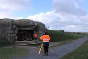 Relevé topographique des casemates d’une batterie de Longues-sur-Mer (Calvados), construite à partir de novembre 1943 par l’armée allemande pour protéger la côte des attaques alliées. © Cyril Marcigny, Inrap