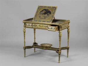 Table à écrire à pupitre (1784) d'Adam Weisweiler, François Rémond - Photo (C) Musée du Louvre, Dist. RMN-Grand Palais / Thierry Ollivier