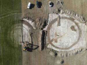 Vue aérienne de la fouille d’Escalles (Pas-de-Calais) présentant des traces de tumulus de l’âge du Bronze. Ces immenses élévations de terre ou de pierres, le plus souvent entourées de fossés, visibles de très loin marquaient l’emplacement des tombes des élites locales.  © H. Gandois