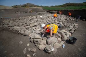Cairn fouillé à Veyre-Monton (Puy-de-Dôme), daté d’environ 2200 av. J.-C. Mesurant 14 mètres de long et 6,5 mètres de large il recouvrait une tombe à proximité d’un alignement de menhirs. © Philippe Busser, Inrap