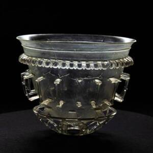 Vase découvert à Autun (Saône-et-Loire) dans une nécropole du IVe siècle. Ce petit chef-d’œuvre (hauteur 12,6 cm) de l’art verrier romain est sculpté dans un seul bloc de verre. Il est orné de l’inscription latine vivas feliciter « vis avec félicité ». © Hamid Azmoun, Inrap.