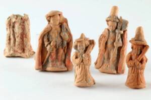 Figurines mises au jour dans la nef de l’église de l’ancienne abbaye de Beaumont à Tours (Indre-et-Loire). Ces probables objets de dévotion, offerts ou achetés par les religieuses, datent des XVIIe-XVIIIe siècles. Certains personnages pourraient représenter des pèlerins. © Mathilde Noël, Inrap