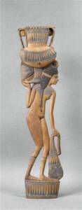 Cuiller à fard : femme chargée d'un vase - Photo (C) RMN-Grand Palais / Les frères Chuzeville - Musée du Louvre