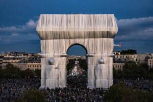 Christo & Jeanne-Claude, L'Arc de Triomphe, Wrapped, Paris, 1961-2021, © Adagp, Paris, 2025