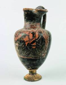 Œnochoé à figures noires mise au jour dans la sépulture du « prince de Lavau » (Aube) du Ve siècle avant J.-C. Cette cruche à vin grecque, au décor peint figurant Dionysos et deux autres personnages dans une scène de banquet, a été rehaussée d’or et d’argent par des orfèvres celtes.