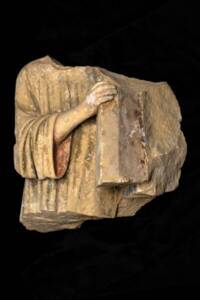 Détails sculptés et peints du jubé du XIIIe siècle de Notre-Dame de Paris, mis au jour lors des fouilles de 2022. Le jubé est une cloison richement décorée séparant le chœur de la nef. Ici, un torse du Christ portant la croix. © Hamid Azmoun, Inrap