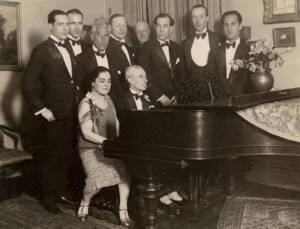 Soirée donnée par Éva Gauthier pour l'anniversaire de Maurice Ravel, le 7 mars 1928. Assis au piano : Éva Gauthier et Ravel; debout, à l'extrême droite : George Gershwin  www.collectionscanada.ca