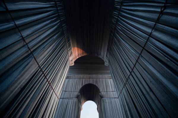Christo & Jeanne-Claude, L'Arc de Triomphe, Wrapped, Paris, 1961-2021, © Adagp, Paris, 2025